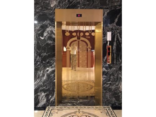 Cửa tầng inox gương hoa văn vàng