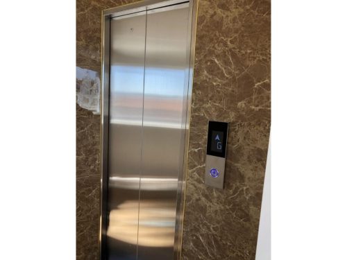 Cửa tầng inox sọc trắng - khung bao hẹp